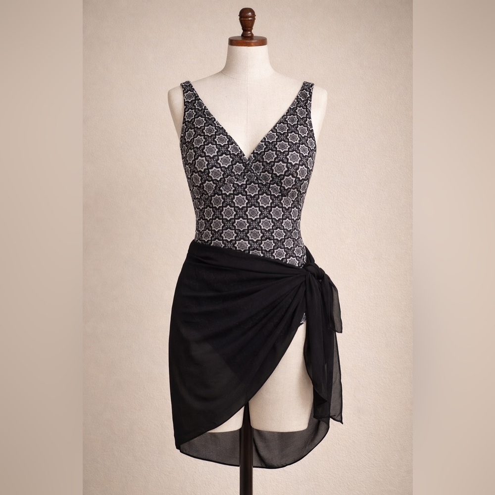 Niptuck Geometric Pattern V Neck Tummy Control Swimsuit Black Size 4